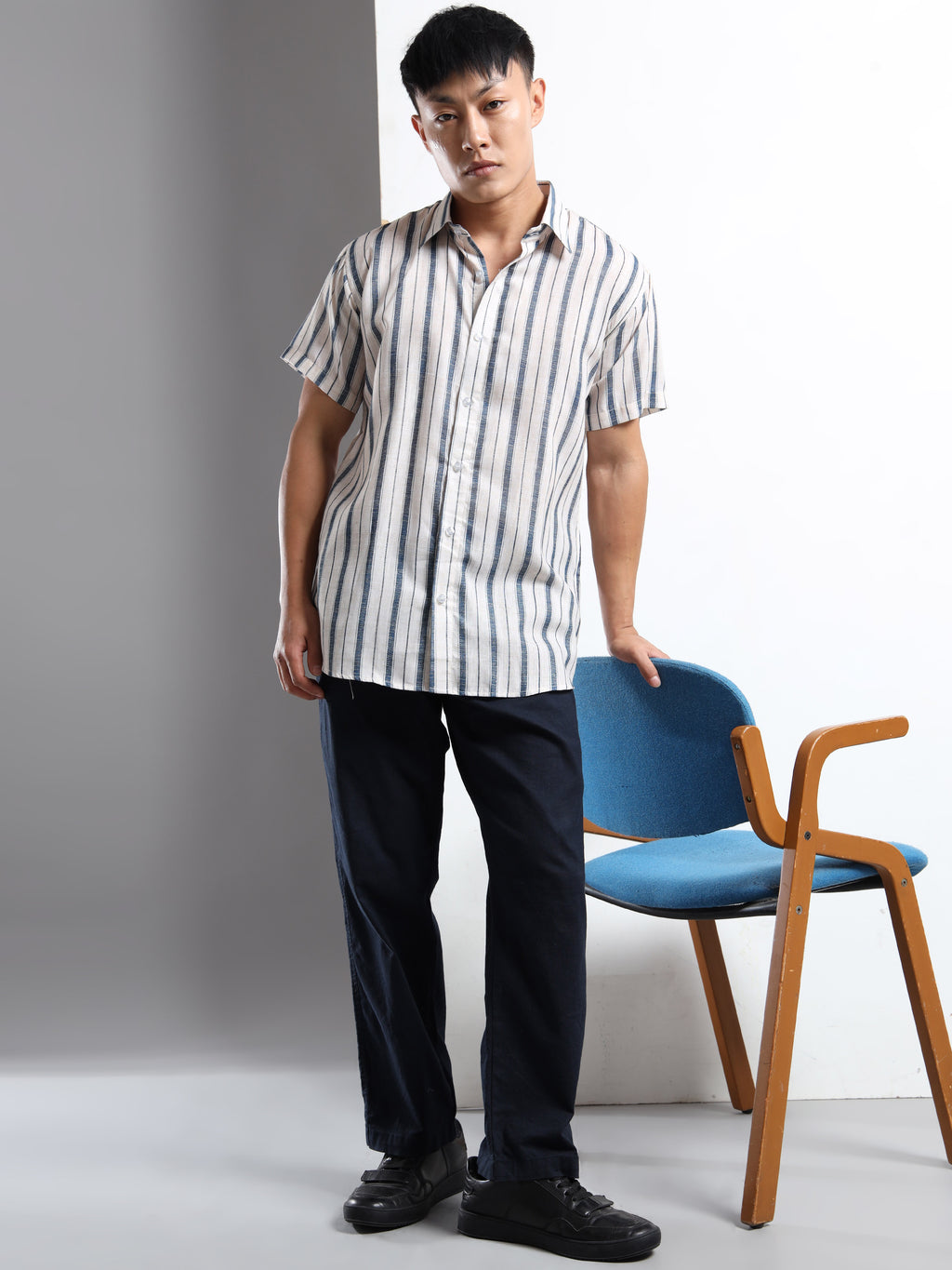 Men's White and Blue Textured Stripe Short Sleeve Shirt