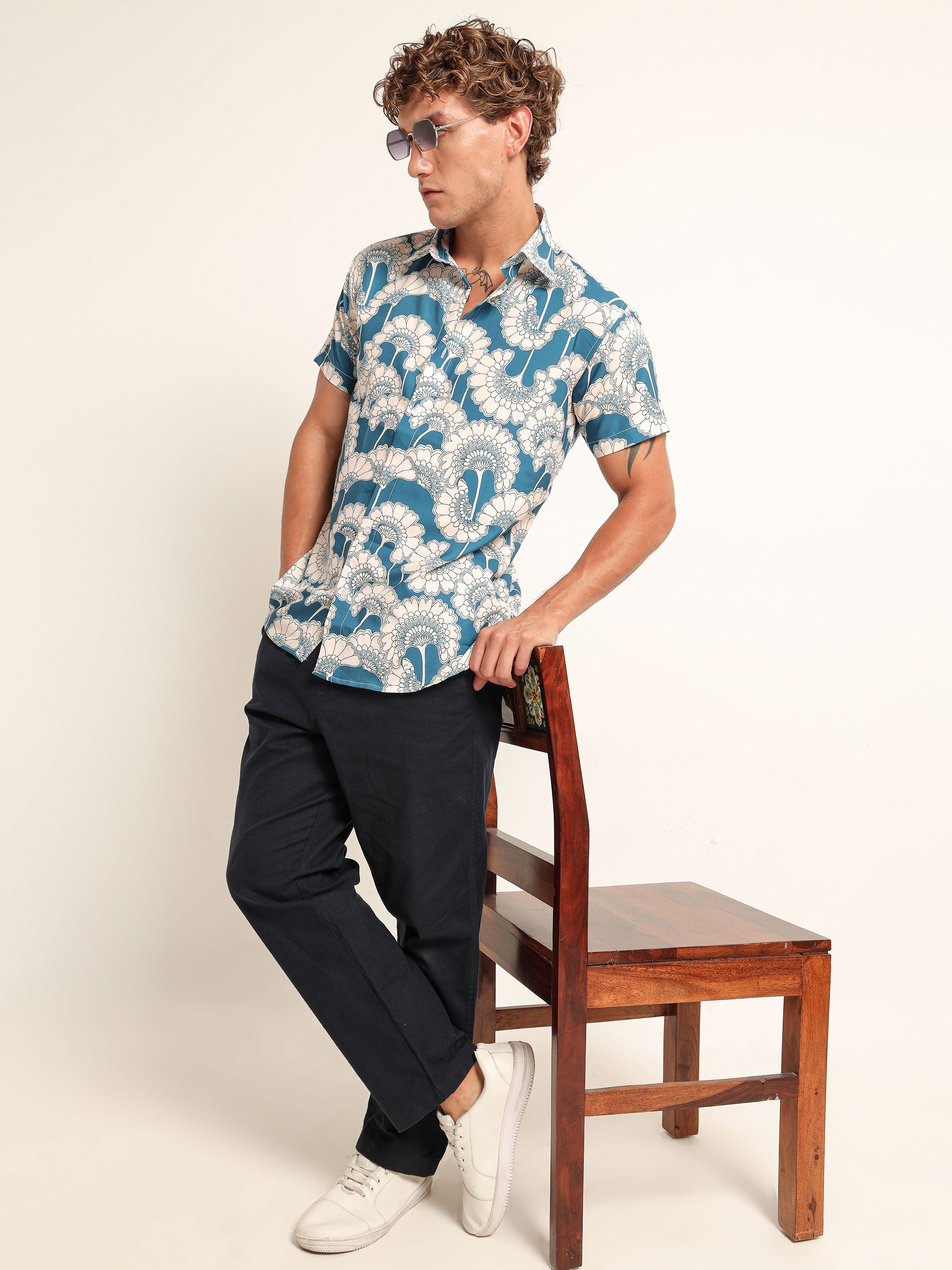 Men's Blue and Off-White Retro Floral Printed Short Sleeve Shirt